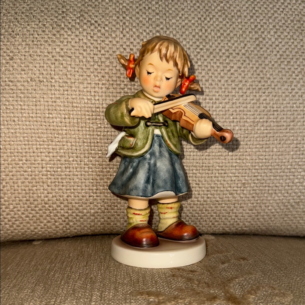 Charming Violinist Figurine - Green and Blue Perfect pitch